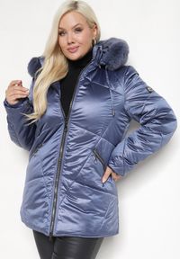 Born2be - Granatowa Kurtka Lekko Pikowana z Odpinanym Kapturem i Futerkiem Fioritta. Kolekcja: plus size. Kolor: niebieski. Materiał: futro. Sezon: zima #6