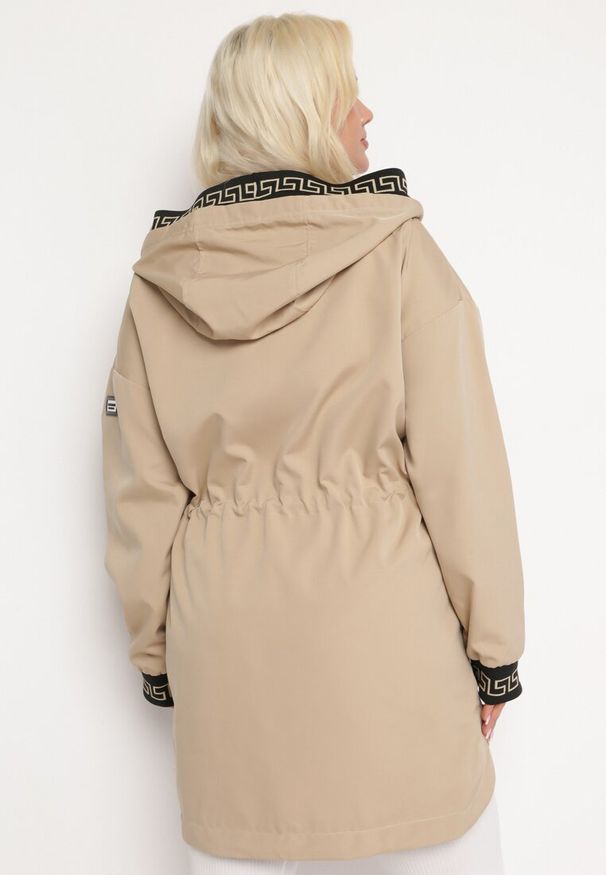 Born2be - Ciemnobeżowa Kurtka o Fasonie Parki z Metalicznym Wzorem na Kapturze i Rękawach Anelvi. Typ kołnierza: kaptur. Kolekcja: plus size. Kolor: beżowy. Styl: klasyczny