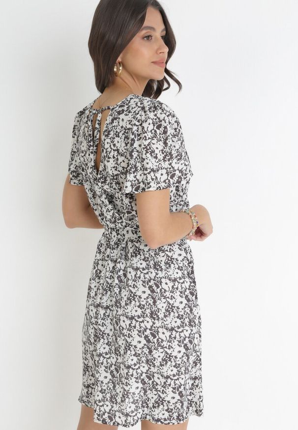 Born2be - Czarno-Biała Sukienka Mini z Kopertowym Dekoltem i Wiązanym Paskiem Airin. Kolor: czarny. Materiał: materiał. Sezon: lato. Typ sukienki: kopertowe. Długość: mini