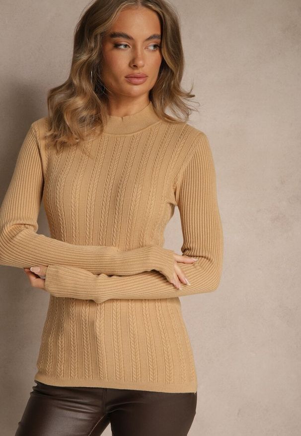 Renee - Beżowy Golf z Tłoczonym Wzorem Ralinnea. Okazja: na co dzień. Typ kołnierza: golf. Kolor: beżowy. Styl: casual, klasyczny