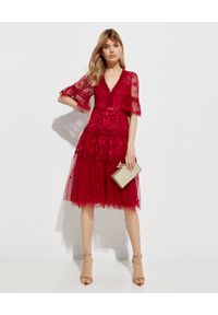 NEEDLE & THREAD - Koronkowa sukienka Lottie. Kolor: czerwony. Materiał: koronka. Wzór: haft, aplikacja, koronka, kwiaty. Typ sukienki: kopertowe. Styl: klasyczny, wizytowy. Długość: midi #6