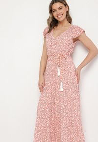 Born2be - Różowa Sukienka Cadulenn. Typ kołnierza: kołnierz z falbankami. Kolor: różowy. Materiał: tkanina. Długość rękawa: krótki rękaw. Wzór: aplikacja, kwiaty, nadruk. Styl: boho. Długość: maxi #6