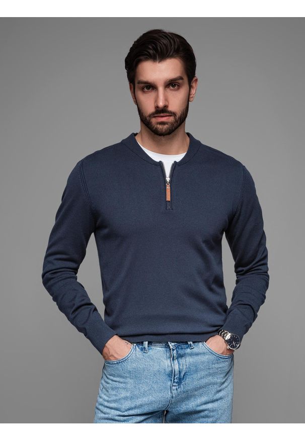 Ombre Clothing - Sweter męski z wiskozą i rozpinanym dekoltem – granatowy V4 OM-SWZS-0124 - XXL. Typ kołnierza: kołnierzyk stójkowy. Kolor: niebieski. Materiał: wiskoza. Wzór: gładki, aplikacja, ze splotem. Styl: elegancki