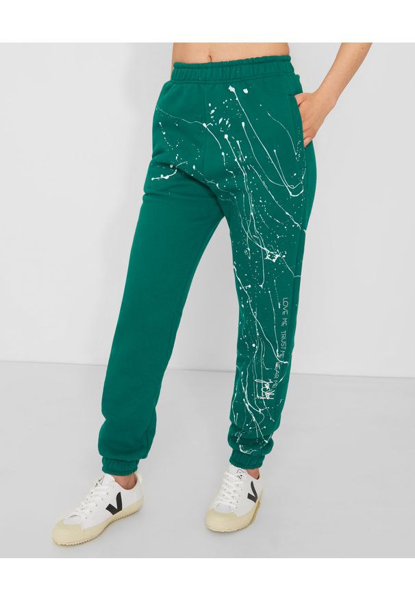 JOANNA MUZYK - Zielone spodnie dresowe Love Me. Stan: podwyższony. Kolor: zielony. Materiał: dresówka. Wzór: aplikacja, napisy