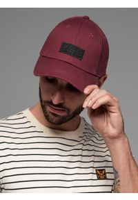Ombre Clothing - Czapka męska bejsbolówka z daszkiem oraz prostokątną naszywką – bordowa V8. Kolor: czerwony. Materiał: bawełna. Wzór: aplikacja. Styl: klasyczny, sportowy, casual, elegancki #5