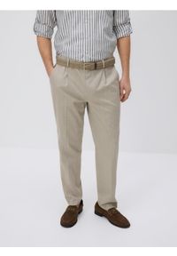 Reserved - Spodnie regular fit z paskiem - beżowy. Kolor: beżowy. Materiał: tkanina, wełna #1