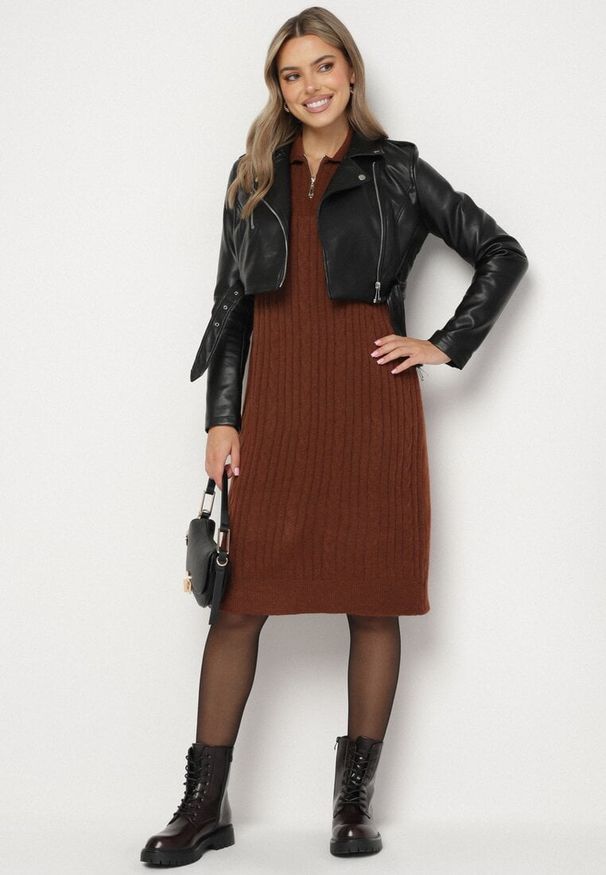 Born2be - Brązowa Sweterkowa Sukienka Pudełkowa z Bawełną i Wełną Ozdobiona Suwakiem Reimia. Okazja: na co dzień. Kolor: brązowy. Materiał: wełna, bawełna. Wzór: aplikacja. Styl: casual, klasyczny