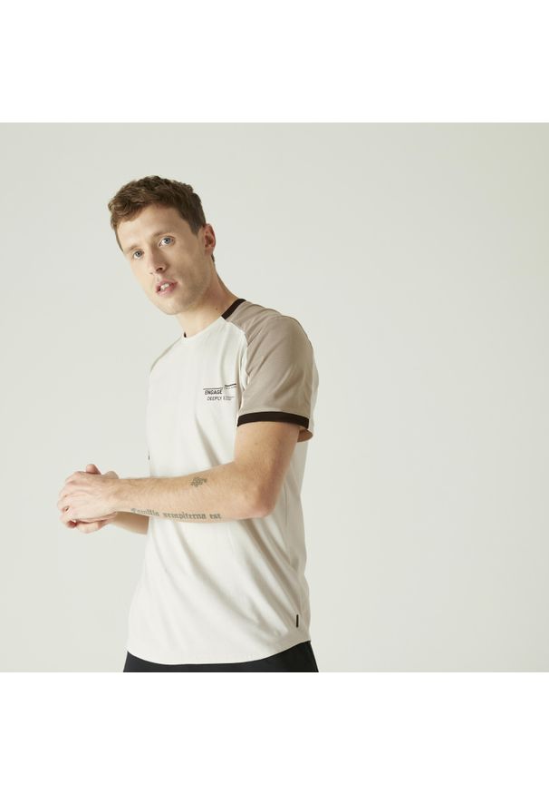 NYAMBA - Koszulka z krótkim rękawem męska Nyamba Gym & Pilates. Kolor: beżowy. Materiał: poliester, elastan, bawełna, materiał. Długość rękawa: krótki rękaw. Długość: krótkie. Sport: fitness, joga i pilates