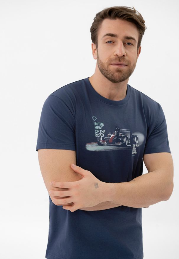 Volcano - Bawełniany t-shirt, Comfort Fit, T-FAST. Okazja: na co dzień. Materiał: bawełna. Długość: krótkie. Wzór: nadruk. Styl: casual