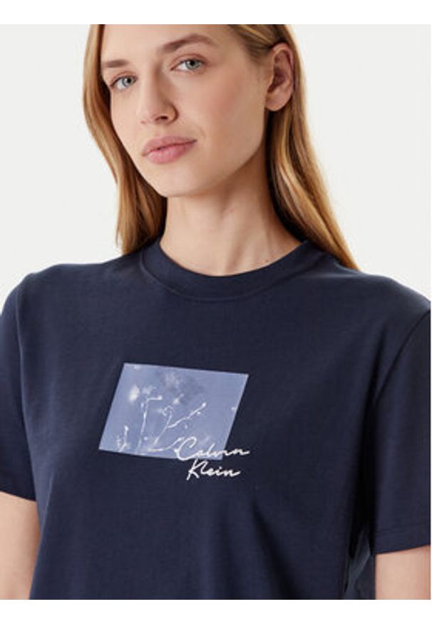Calvin Klein Jeans T-Shirt LV047C855G Granatowy Regular Fit. Kolor: niebieski. Materiał: bawełna