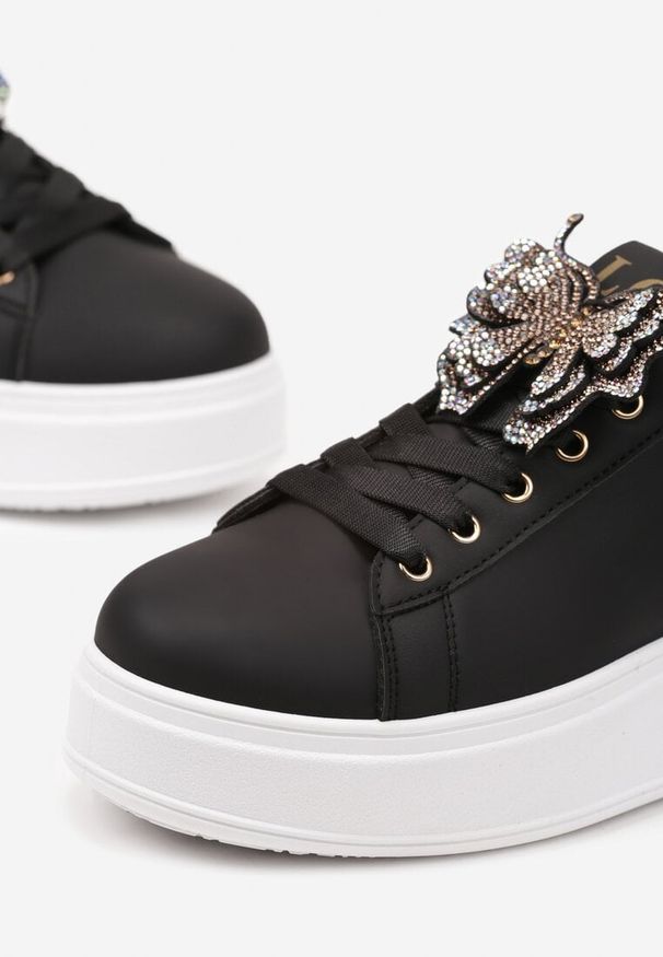 Born2be - Czarne Sneakersy na Platformie z Odpinaną Aplikacją w Kształcie Motyla Ravlimi. Okazja: na co dzień. Kolor: czarny. Materiał: jeans. Szerokość cholewki: normalna. Wzór: aplikacja. Obcas: na platformie