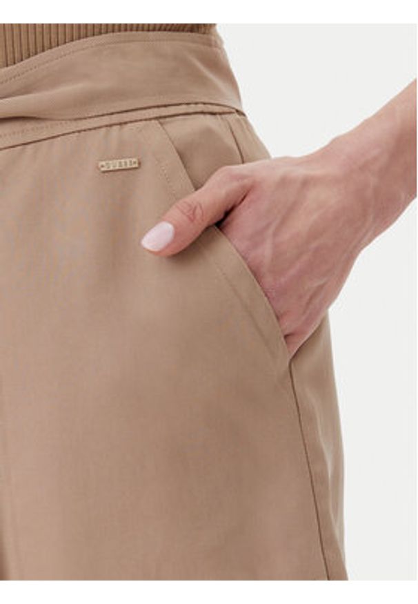 Guess Szorty materiałowe W5GD1R WG4C2 Beżowy Relaxed Fit. Kolor: beżowy. Materiał: lyocell