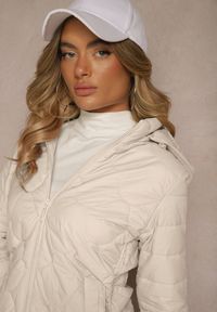 Renee - Ciemnobeżowa Kurtka z Zaznaczoną Talią i Kapturem w Ozdobne Pikowanie Afla. Okazja: na co dzień. Kolor: beżowy. Materiał: jeans. Styl: elegancki, casual #4