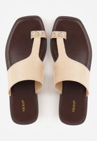 Born2be - Ciemnobeżowe Klapki VICES z Paskiem na Duży Palec i Ozdobą z Metalicznym Akcentem Creppela. Okazja: do pracy, na co dzień. Kolor: beżowy. Materiał: jeans, len. Wzór: aplikacja. Styl: elegancki, casual #4