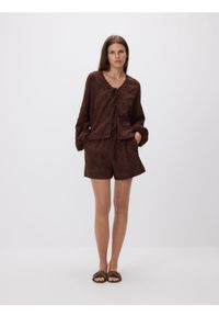 Reserved - Muślinowe szorty ze wzorem - ciemnobrązowy. Kolor: brązowy. Materiał: bawełna #1