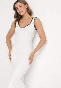 Born2be - Biała Sukienka Dzianinowa o Taliowanym Kroju na Ramiączkach z Lamówką Zenlimi. Okazja: na co dzień. Typ kołnierza: dekolt w kształcie V. Kolor: biały. Materiał: dzianina. Długość rękawa: na ramiączkach. Styl: casual, elegancki #7