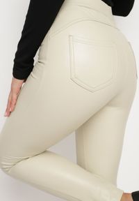 Born2be - Jasnobeżowe Legginsy z Ekoskóry z Wysokim Stanem i Imitacją Kieszeni Merievia. Okazja: na co dzień. Stan: podwyższony. Kolor: beżowy. Sezon: zima. Styl: elegancki, casual, klasyczny #2