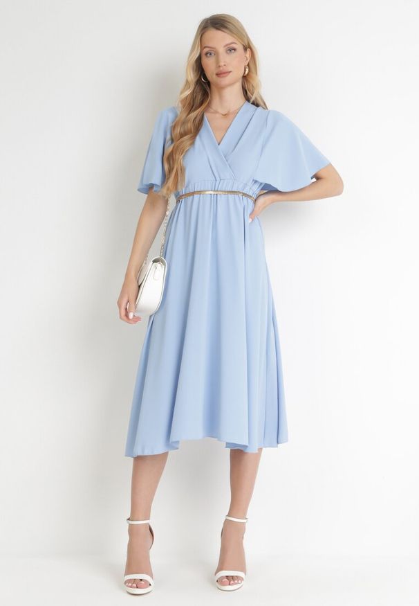 Born2be - Niebieska Rozkloszowana Sukienka Midi z Kopertowym Dekoltem i Gumką w Talii Muntani. Kolor: niebieski. Długość rękawa: krótki rękaw. Typ sukienki: kopertowe. Długość: midi