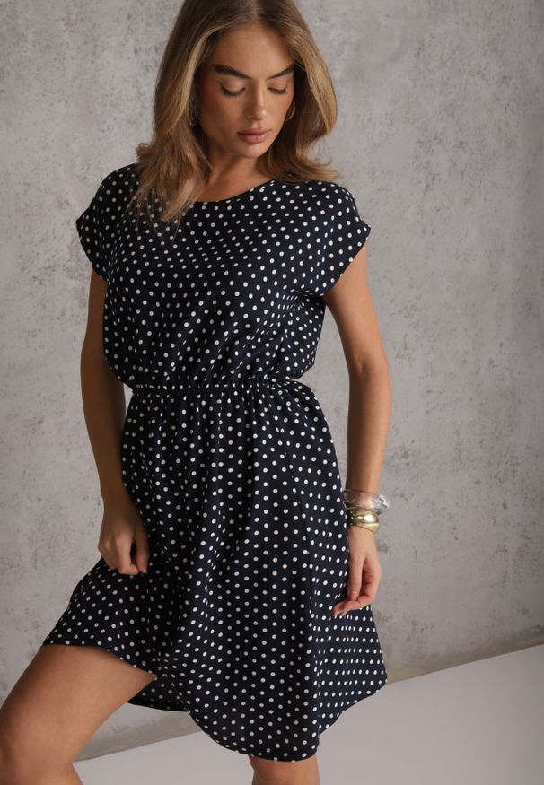 Renee - Granatowa Rozkloszowana Sukienka Retro z Wiskozy w Groszki Tetia. Kolor: niebieski. Materiał: wiskoza. Długość rękawa: krótki rękaw. Wzór: grochy. Typ sukienki: rozkloszowane. Styl: retro