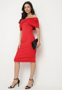 Born2be - Czerwona Taliowana Sukienka Dopasowana z Odsłoniętymi Ramionami i Drapowaniem Palamiria. Okazja: na randkę, na imprezę. Kolor: czerwony #6