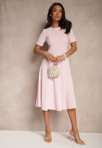 Renee - Różowa Sukienka Rozkloszowana o Taliowanym Fasonie Telaswena. Okazja: na co dzień. Kolor: różowy. Styl: elegancki, casual