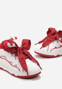 Born2be - Biało-Czerwone Sneakersy z Ozdobnym Sznurowaniem i Szerokim Językiem Vessy. Kolor: biały