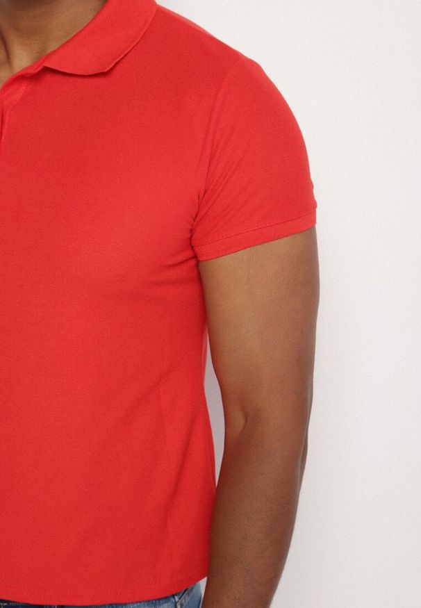 Born2be - Czerwony T-shirt Polo z Bawełną Fodelira. Okazja: na co dzień. Typ kołnierza: polo. Kolor: czerwony. Materiał: bawełna. Styl: elegancki, klasyczny, casual