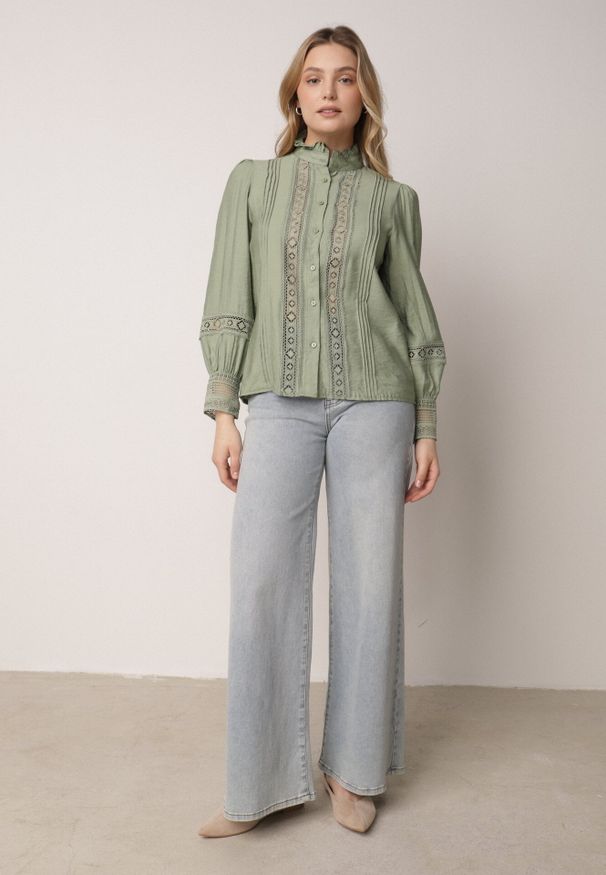 Born2be - Zielona Koszula ze Stójką i Koronką Argochis. Typ kołnierza: kołnierzyk stójkowy. Kolor: zielony. Materiał: koronka. Wzór: koronka