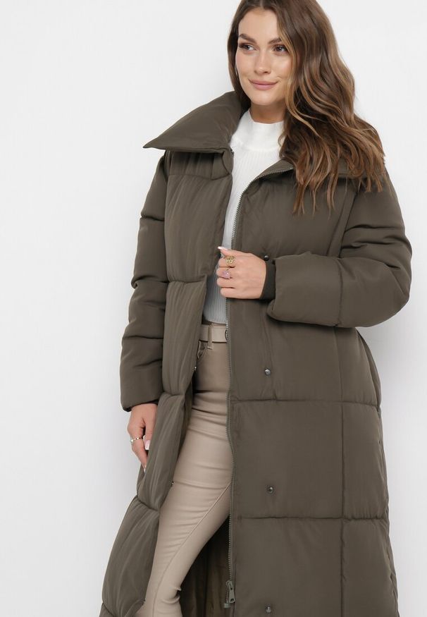 Born2be - Ciemnozielona Pikowana Kurtka Płaszcz za Kolano z Wiązanym Paskiem Opiedsse. Kolor: zielony