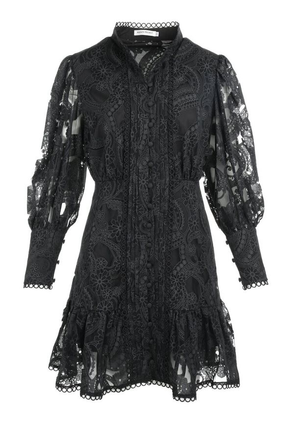 Born2be - Czarna Sukienka Koronkowa z Falbanką Chloreina. Typ kołnierza: kołnierzyk stójkowy. Kolor: czarny. Materiał: koronka. Wzór: ażurowy, koronka. Styl: vintage, wizytowy. Długość: mini