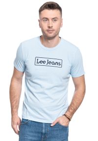 Lee - MĘSKI T-SHIRT LEE LEE JEANS TEE SKY BLUE L65LFENR. Kolor: niebieski. Materiał: jeans