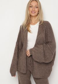 Born2be - Jasnobrązowy Nietoperzowy Kardigan Bez Zapięć z Domieszką Wełny i Wiskozy Rallisa. Okazja: na co dzień. Kolor: brązowy. Materiał: wełna, wiskoza. Wzór: gładki. Styl: casual #1