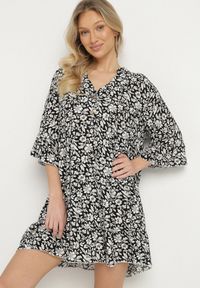 Born2be - Czarna Bawełniana Sukienka w Kwiaty o Rozkloszowanym Kroju Jenaleira. Okazja: na co dzień. Typ kołnierza: dekolt w serek. Kolor: czarny. Materiał: bawełna. Długość rękawa: krótki rękaw. Wzór: kwiaty. Styl: klasyczny, casual #1