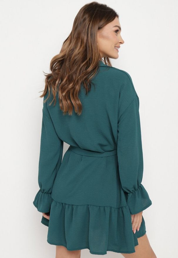 Born2be - Ciemnozielona Koszulowa Sukienka z Wiązanym Paskiem Stevania. Kolor: zielony. Materiał: materiał. Typ sukienki: koszulowe. Długość: mini