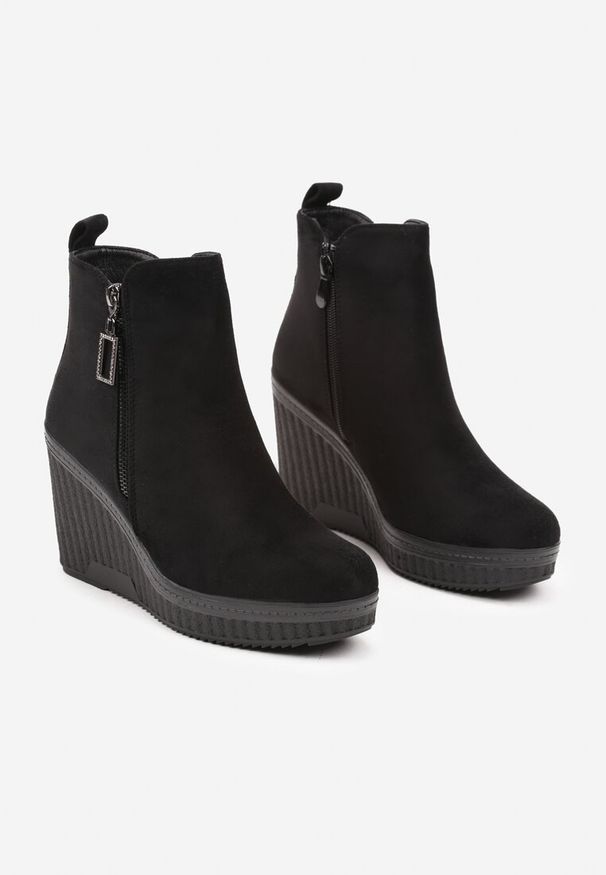 Renee - Czarne Botki na Koturnie z Zawieszką z Cyrkoniami i Suwakiem Armela. Okazja: na co dzień. Kolor: czarny. Materiał: jeans. Sezon: zima, jesień. Obcas: na koturnie. Styl: casual, elegancki