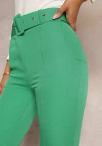 Renee - Zielone Dopasowane Spodnie Garniturowe High Waist z Paskiem w Talii Ozdobionym Klamrą Binah. Stan: podwyższony. Kolor: zielony. Długość: długie. Wzór: aplikacja #3