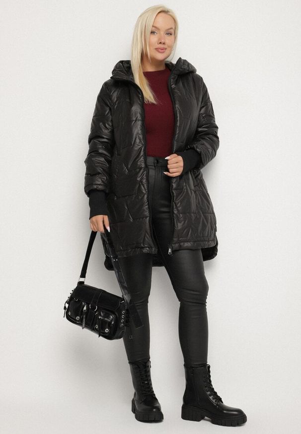 Born2be - Czarna Przejściowa Kurtka z Pikowanymi Przeszyciami Fesinoa. Okazja: na co dzień, na spacer. Typ kołnierza: kaptur. Kolekcja: plus size. Kolor: czarny. Materiał: jeans. Styl: casual