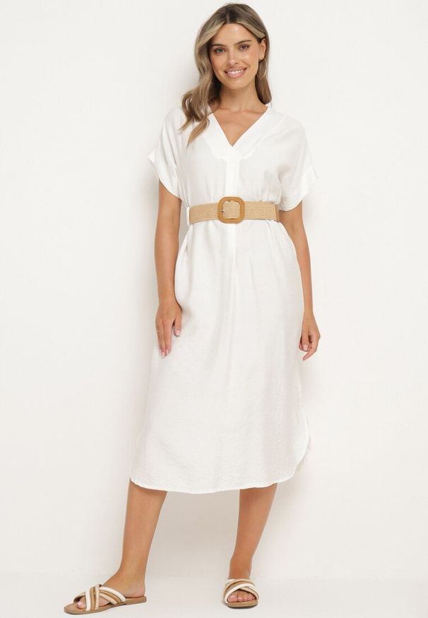 Born2be - Biała Wiskozowa Sukienka z Paskiem Ozdobionym Plecionką i Klamrą Mlevena. Typ kołnierza: dekolt w kształcie V. Kolekcja: plus size. Kolor: biały. Materiał: wiskoza. Długość rękawa: krótki rękaw. Wzór: aplikacja. Typ sukienki: dla puszystych. Styl: elegancki