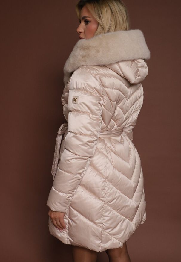 Renee - Beżowa Kurtka z Pikowanym Przeszyciami Wiązanym Paskiem i Kapturem z Futrem Fenida. Kolor: beżowy. Materiał: futro. Styl: elegancki
