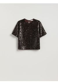 Reserved - Cekinowy t-shirt boxy - ciemnobrązowy. Kolor: brązowy. Materiał: dzianina