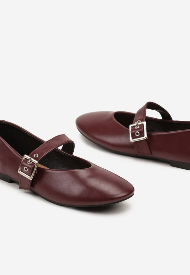Born2be - Bordowe Płaskie Balerinki w Stylu Mary Jane z Metalową Sprzączką Liatoma. Okazja: na co dzień. Zapięcie: sprzączka. Kolor: czerwony. Materiał: jeans. Obcas: na obcasie. Styl: klasyczny, elegancki, casual. Wysokość obcasa: niski
