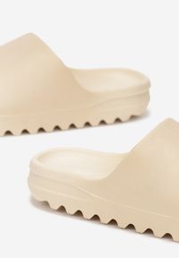 Born2be - Beżowe Piankowe Klapki na Podeszwie z Wycięciami Ferietta. Okazja: na co dzień. Kolor: beżowy. Sezon: lato. Styl: casual #3