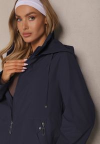 Renee - Granatowa Kurtka w Stylu Wiatrówki z Odpinanym Kapturem Ndivena. Okazja: na co dzień, na spacer. Kolor: niebieski. Materiał: jeans. Styl: sportowy, casual #5
