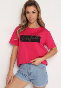 Born2be - Różowy Klasyczny Bawełniany T-shirt z Napisem z Cyrkonii Taronea. Okazja: na spotkanie biznesowe, na co dzień. Kolor: różowy. Materiał: bawełna. Wzór: napisy. Styl: klasyczny #3