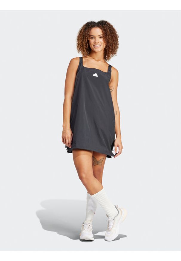 Adidas - adidas Sukienka letnia City Escape IQ4823 Czarny Loose Fit. Kolor: czarny. Materiał: syntetyk. Sezon: lato