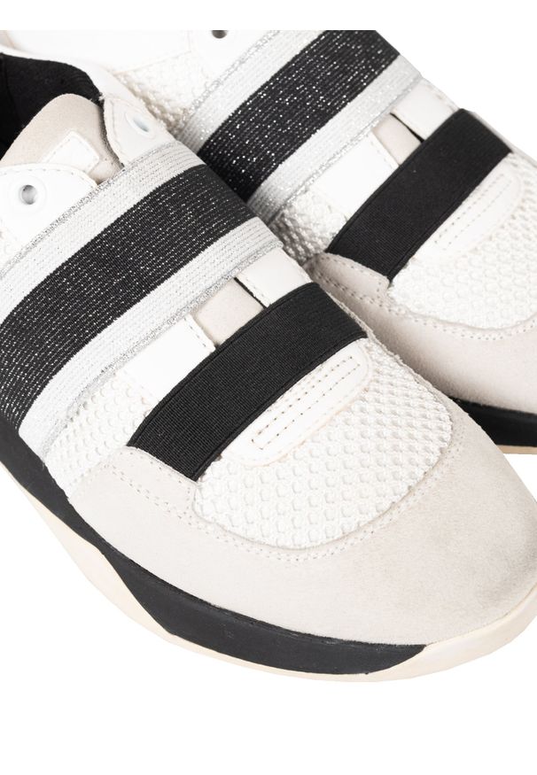 Geox Sneakersy "Suzzie D" | D94FRD08854 | Kobieta | Biały. Nosek buta: okrągły. Zapięcie: bez zapięcia. Kolor: biały. Materiał: tkanina, skóra. Wzór: aplikacja