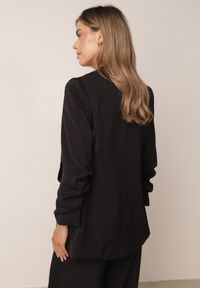 Born2be - Czarna Pudełkowa Marynarka bez Zapięcia z Marszczeniami na Rękawach Annaloa. Okazja: do pracy, na co dzień. Kolor: czarny. Materiał: materiał, jeans. Styl: elegancki, casual, wizytowy #3