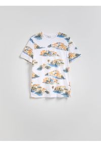 Reserved - T-shirt regular z nadrukiem allover - biały. Kolor: biały. Materiał: bawełna, dzianina. Wzór: nadruk