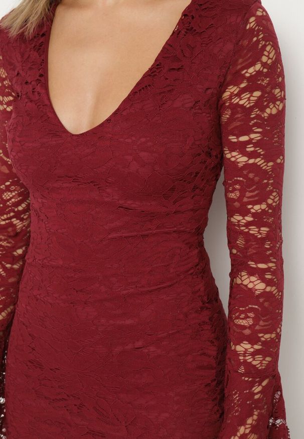Born2be - Bordowa Koronkowa Sukienka o Dopasowanym Kroju z Szerokim Dołem Annadira. Kolor: czerwony. Materiał: koronka. Typ sukienki: proste