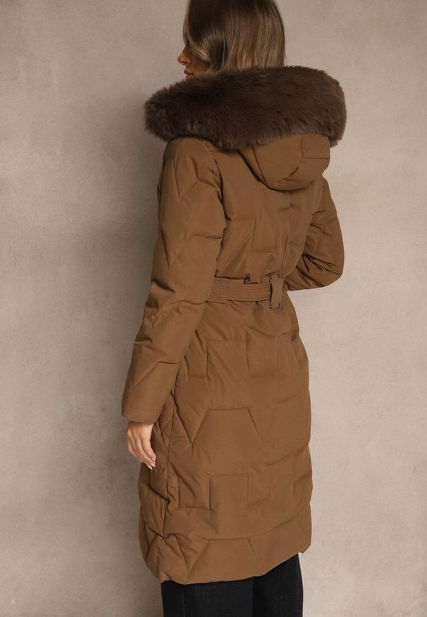 Renee - Brązowa Zimowa Kurtka Pikowana o Długim Fasonie z Kapturem i Paskiem Emereja. Typ kołnierza: kaptur. Kolor: brązowy. Materiał: dzianina, futro, zamsz. Długość: długie. Sezon: zima